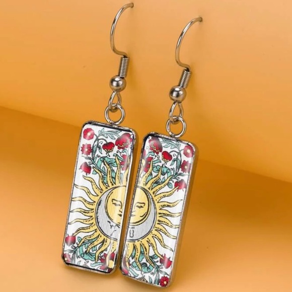 ⭕️ BOGO FREE⭕️ The Sun tarot card earrings / NWOT - Picture 4 of 5